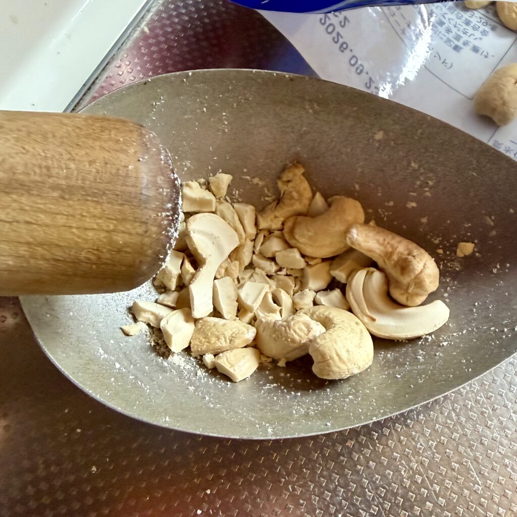 カシューナッツを砕く